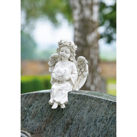 Ange assis sur bord de tombe